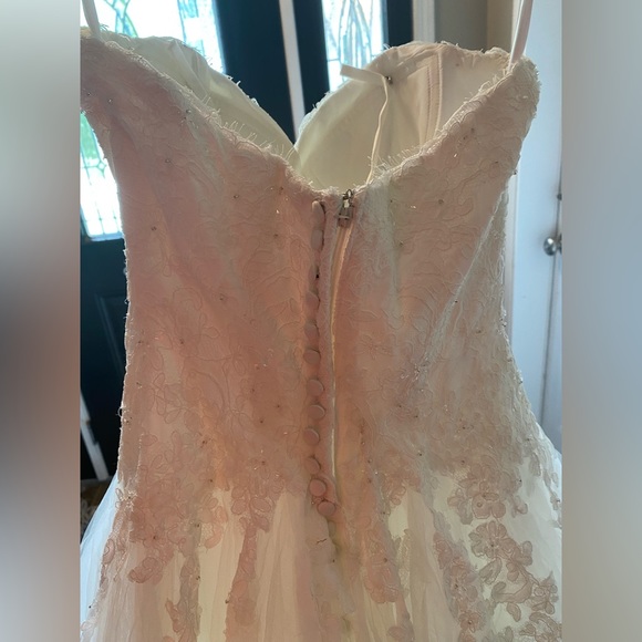 Wedding dress, includes belt and long veil - Picture 6 of 8